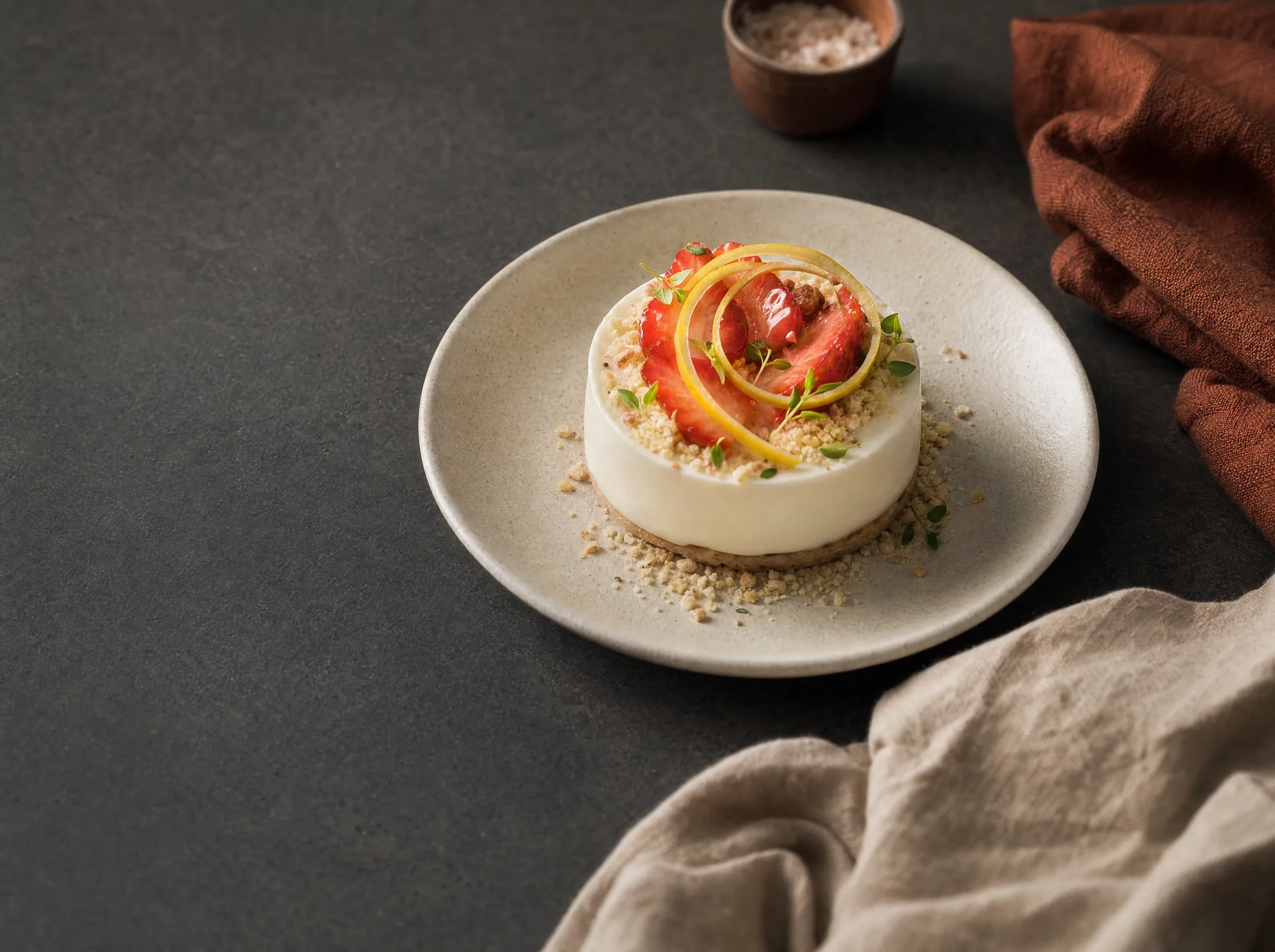 Zitronencreme mit frischen Erdbeeren, Hafercrumble und feinen Zitronenzesten.
