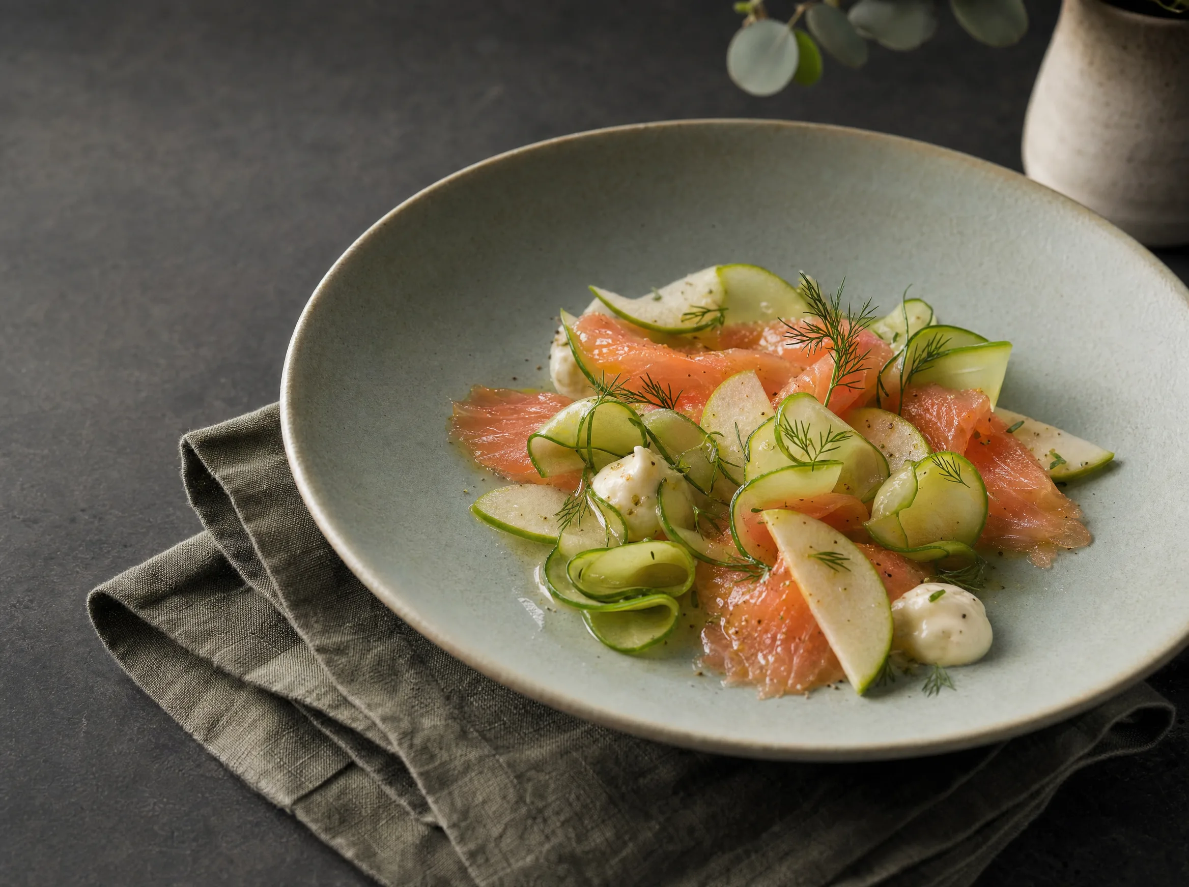 Geräucherte Forelle mit Gurkenbändern, grünem Apfel, Dill und Meerrettichcreme.